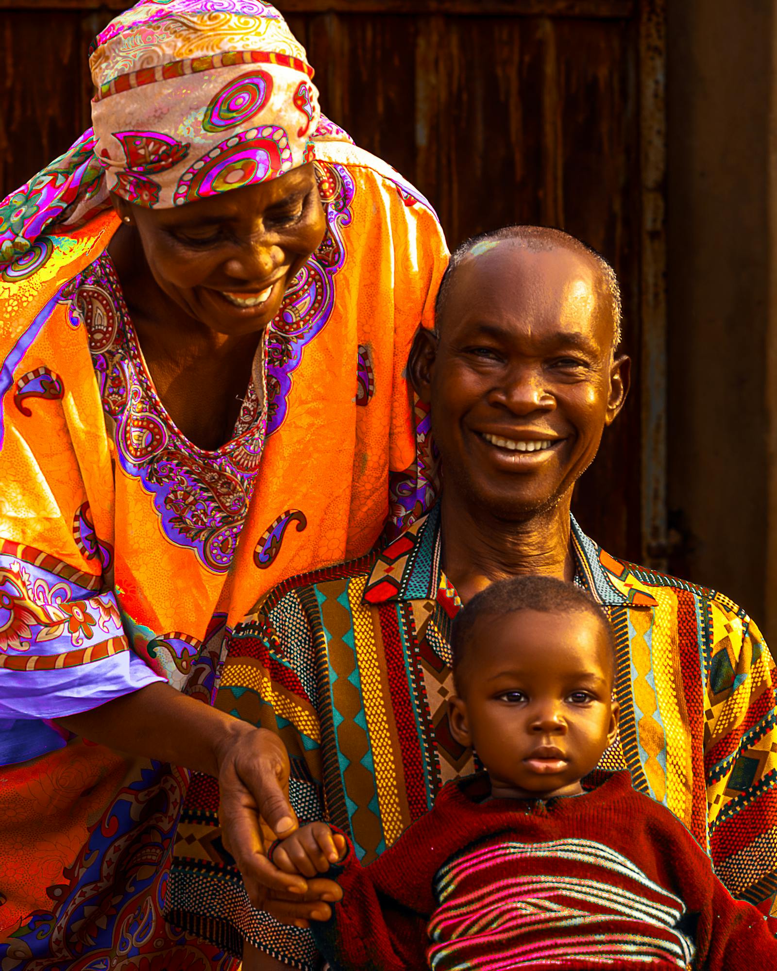 Famille franco-africaine célébrant en tenue traditionnelle — la diaspora et son héritage
